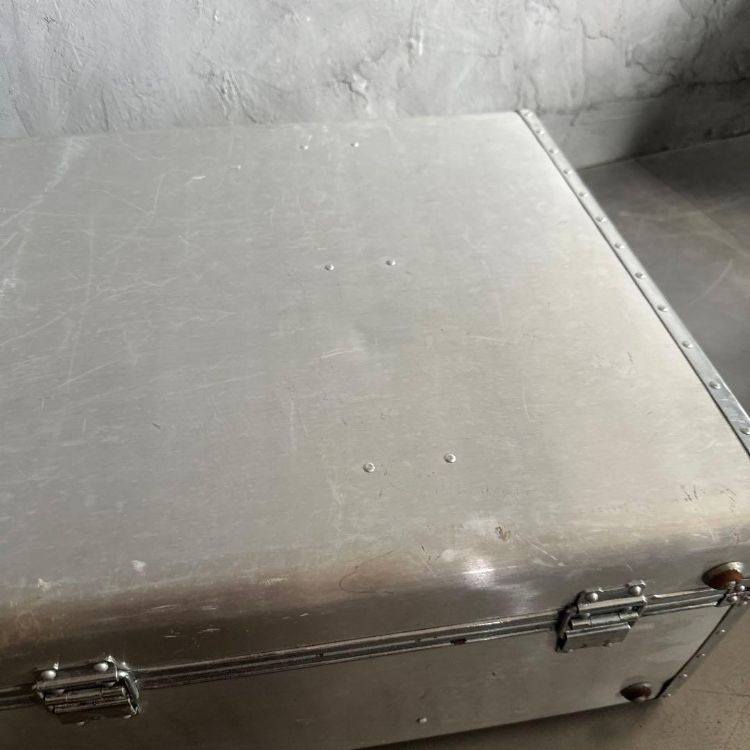 かっこよすぎるアルミニウム製大型スーツケース　収納やテーブルにしたらカッコいい