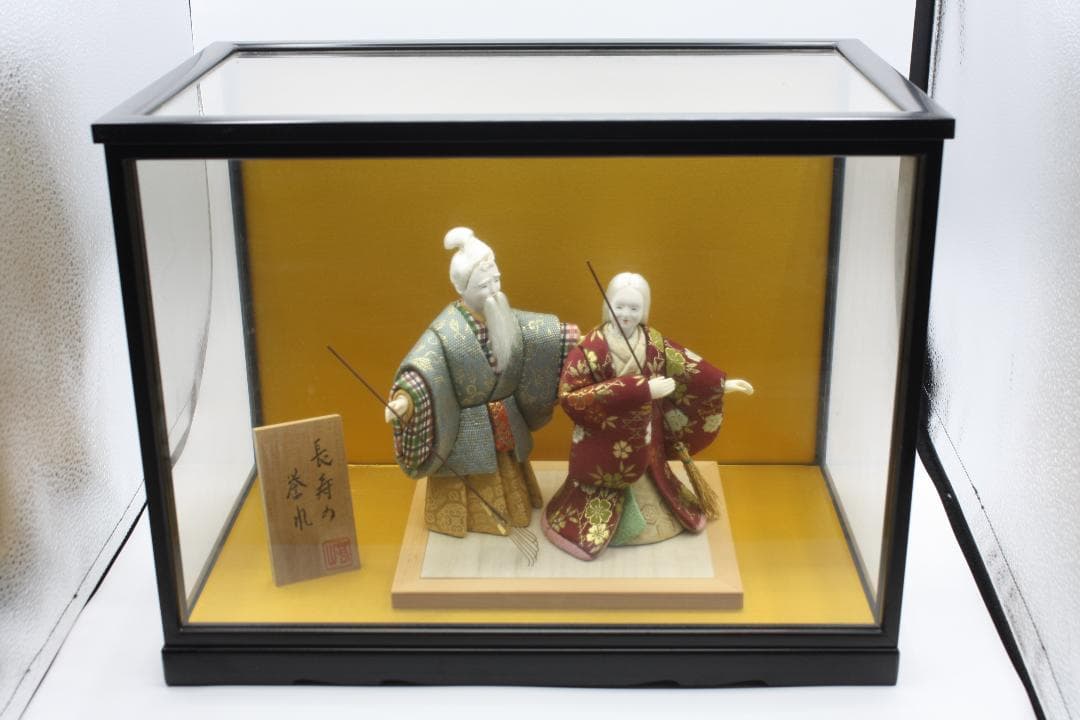 ガラスケース付き（寸法：横幅  約42cm）  木目込み人形