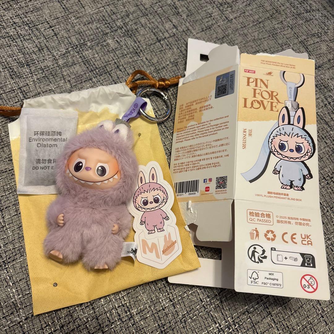 LABUBU PIN FOR LOVE ラブブ　イニシャルキーホルダー M