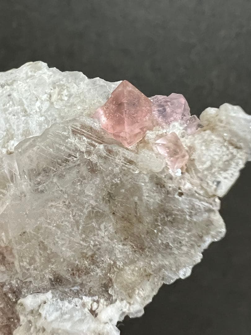 ピンクフローライト 結晶 母岩付き フランス産