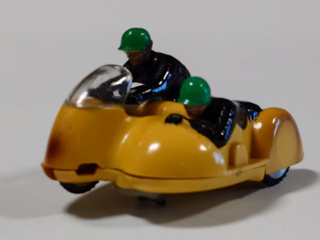 Triang SCALEXTRIC TYPHOON （黄色/緑ヘル）