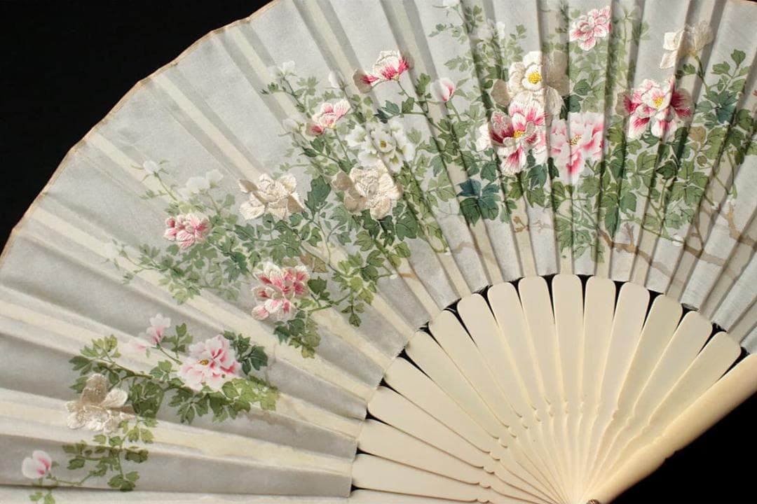 【文】　★ 文房 繍絵花卉紋牙骨絹面折扇 ★　清朝期　牡丹 刺繍文様　清供雅玩