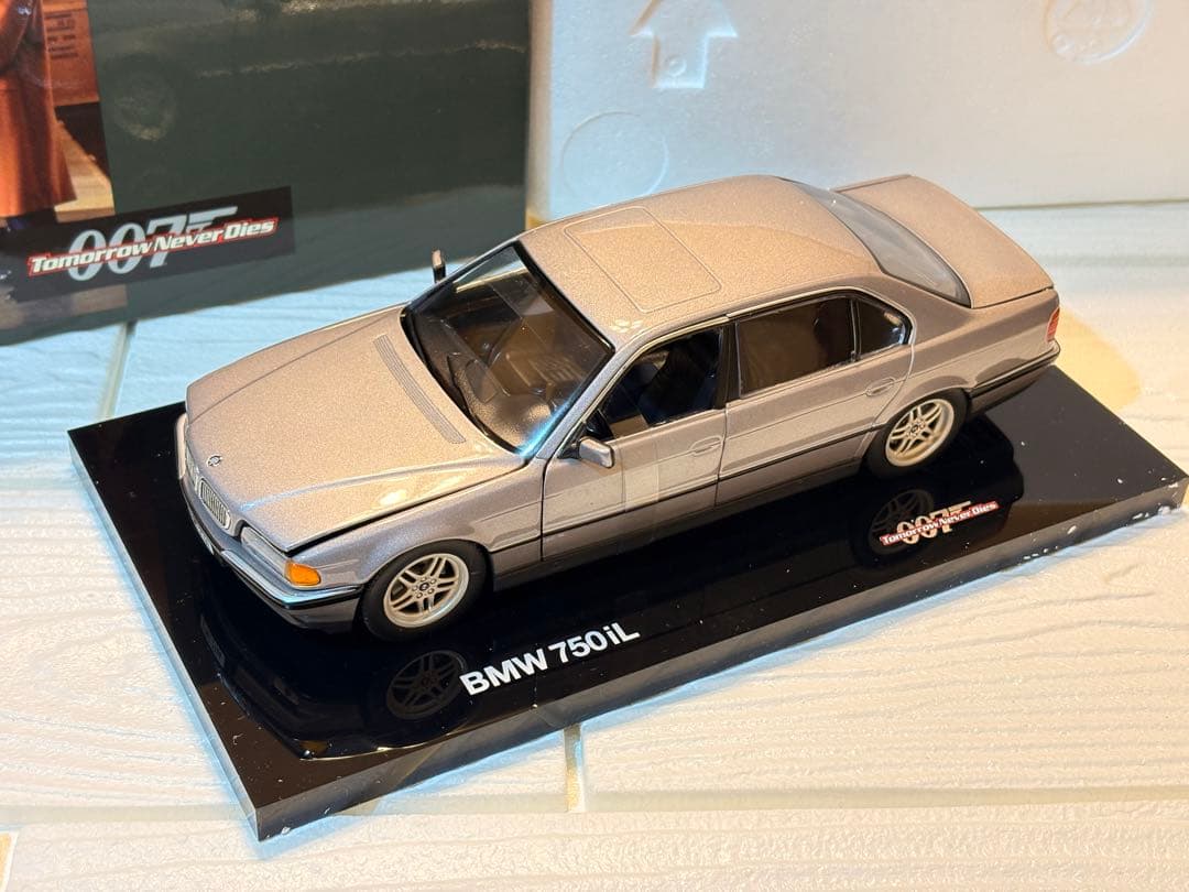  750iL 1/24 007 ジェームズボンド トゥモロー・ネバー・ダイ
