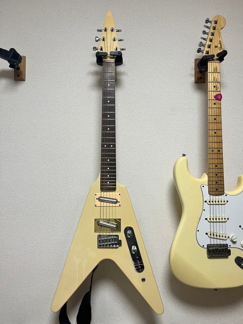 クリーム色 フライングV エレキギター