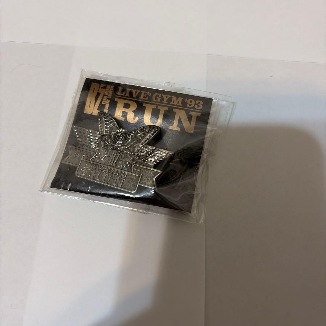 b'z ￼LIVE GYM93 RUN ピンバッチ