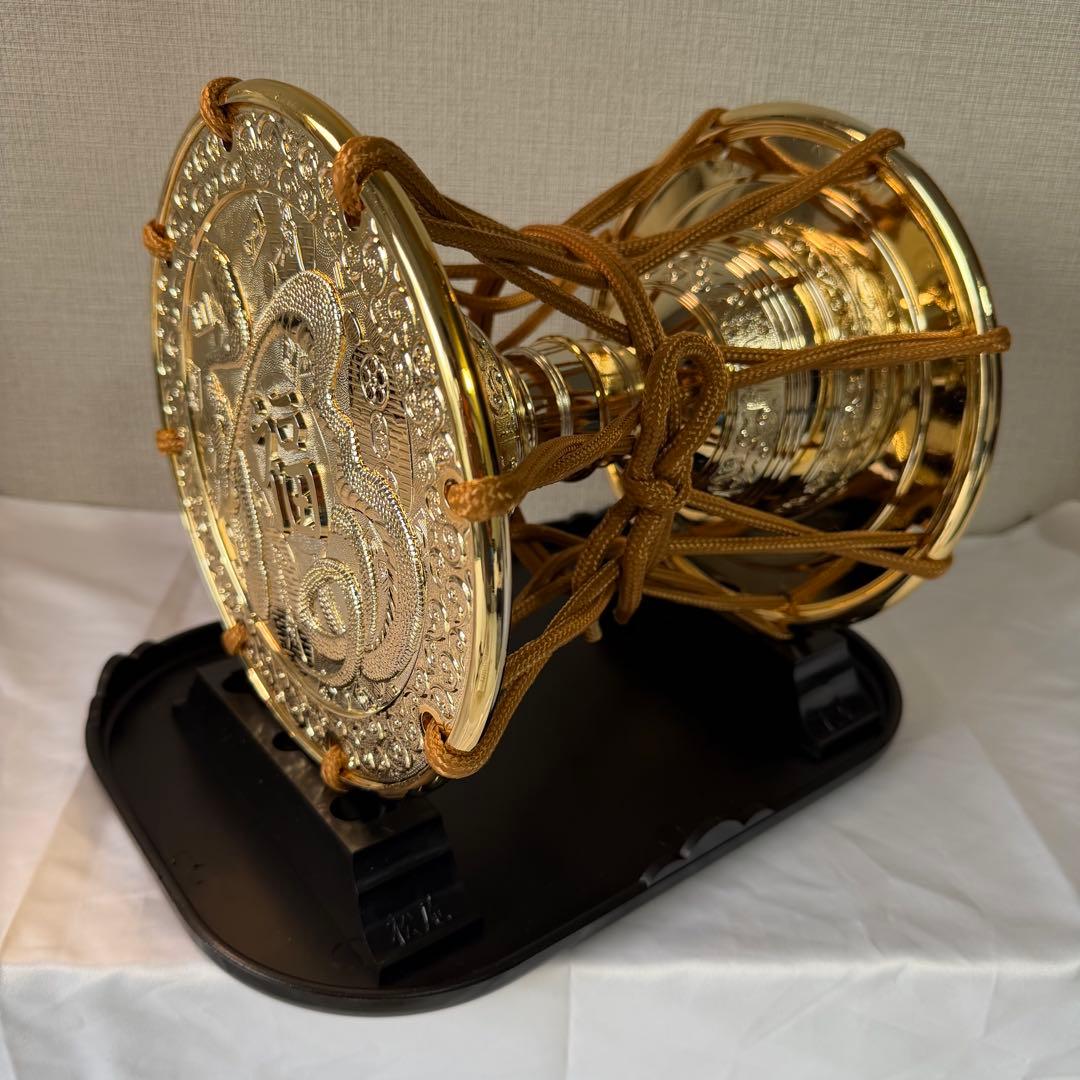 寿 鼓 飾り台付き 金メッキの福の置物 松庵