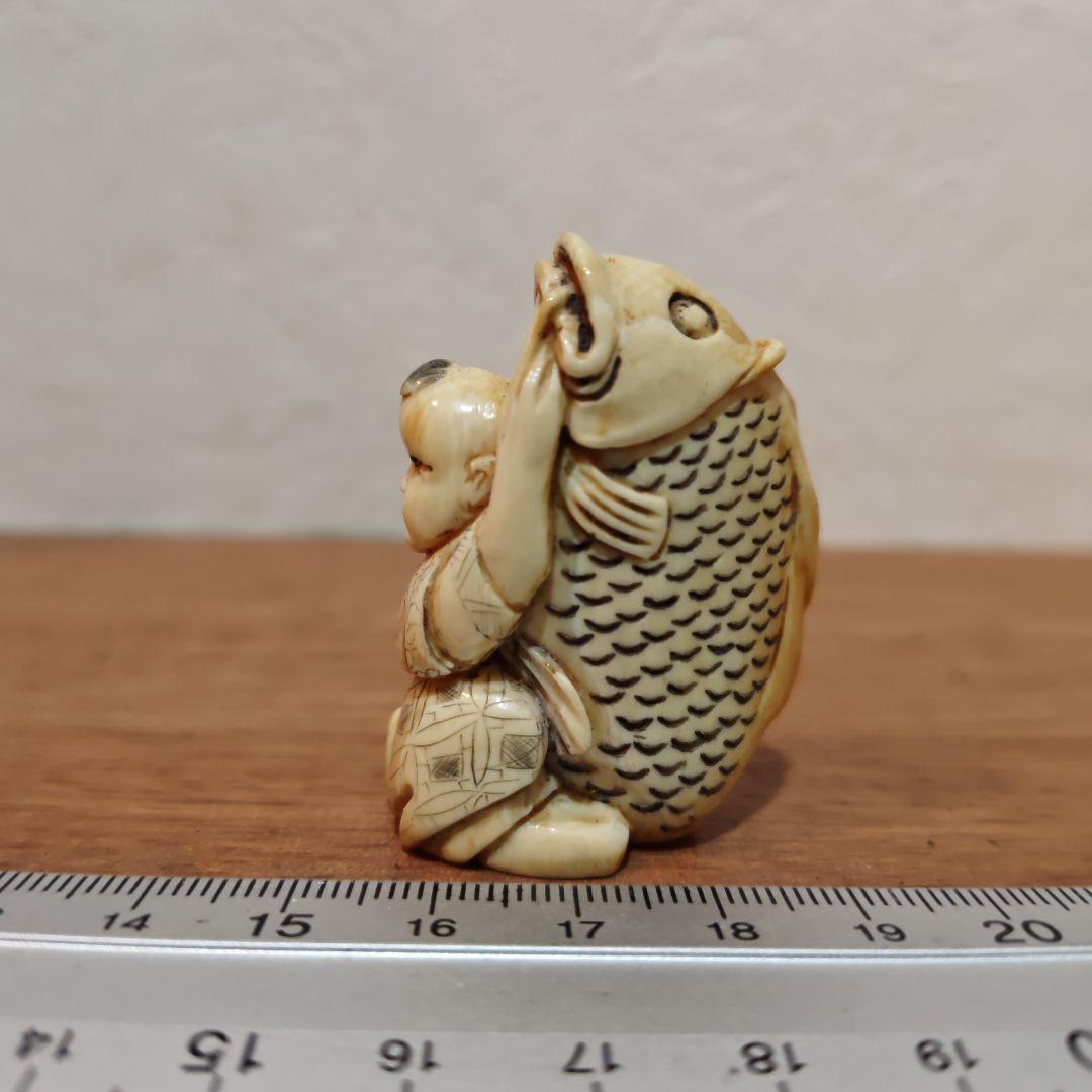時代提物 人物根付 天然素材【大鯉と唐子】高約4.8cm 重27ｇ縁起物