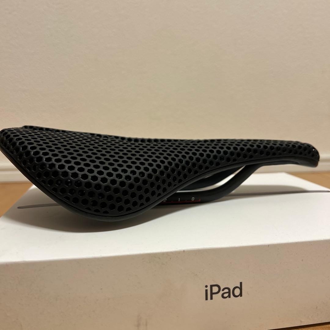 TNI LiteFly 3D カーボン サドル 黒
