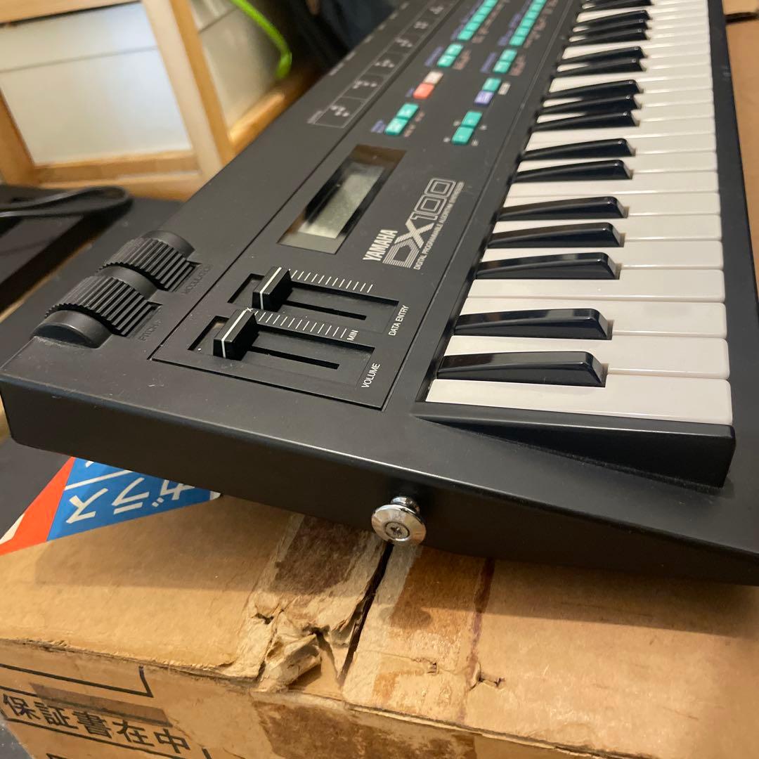 Yamaha DX100 シンセサイザー