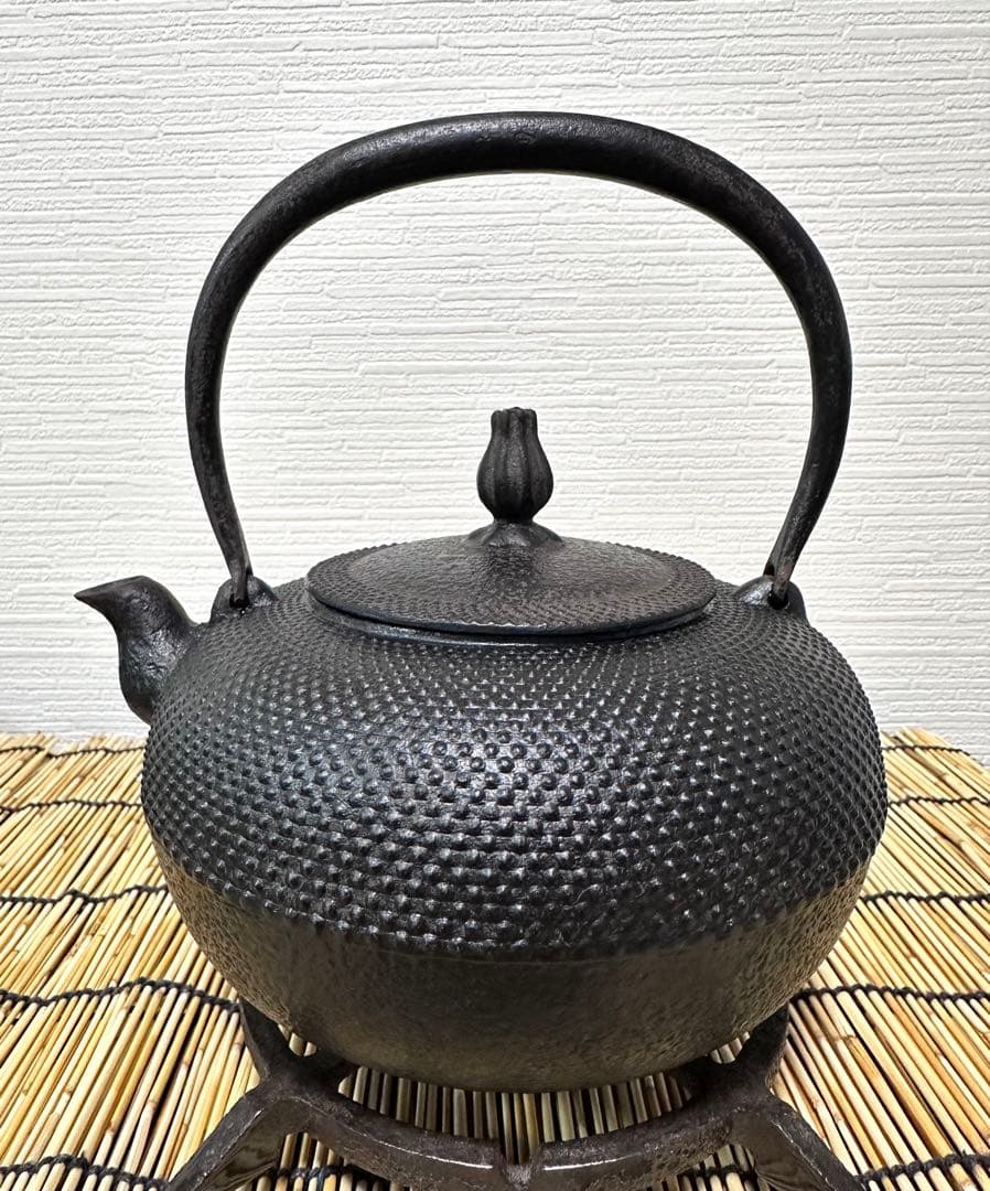未使用品、長期保管品　南部利祥銘造 １５型アラレ 南部鉄瓶　南部鉄器　鉄瓶