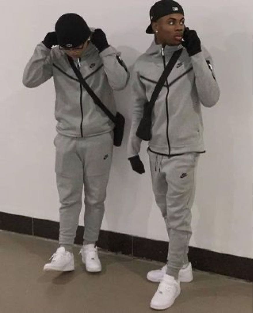 早い者勝ち！　Nikeテックフリース　セットアップ　グレー