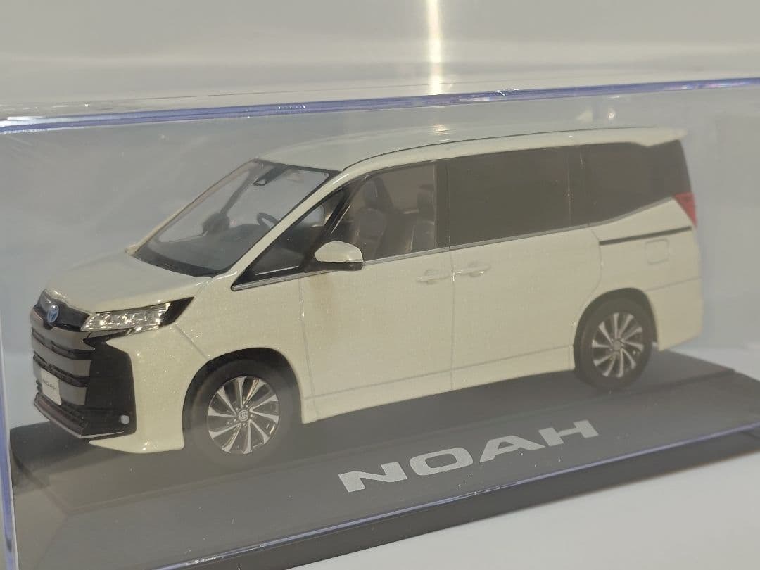トヨタ 新型ノア カラーサンプル ミニカー 90系 パールホワイト 070