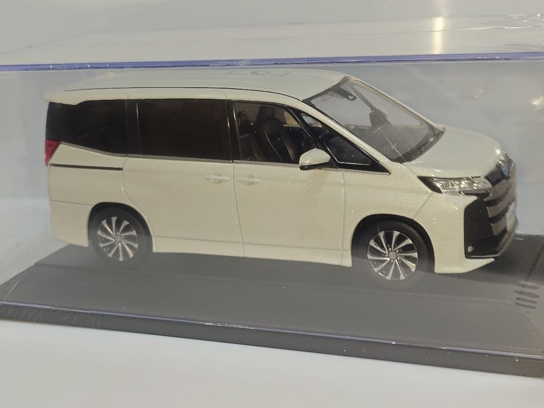 トヨタ 新型ノア カラーサンプル ミニカー 90系 パールホワイト 070