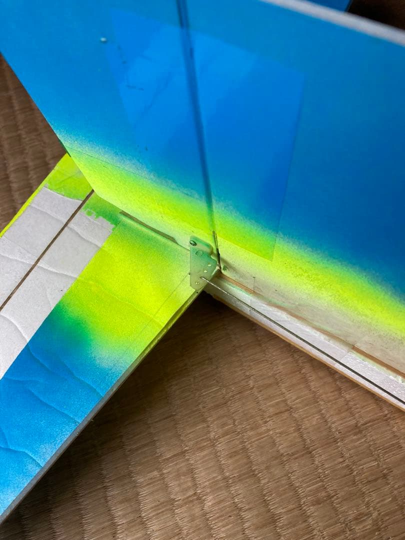 エレベーター等のヒンジ代わりに透明テープを使い作成したグライダー手渡し限定です。
