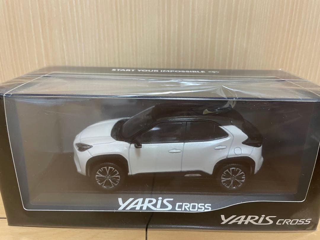 トヨタ 非売品 ミニカー ヤリスクロス 白×黒