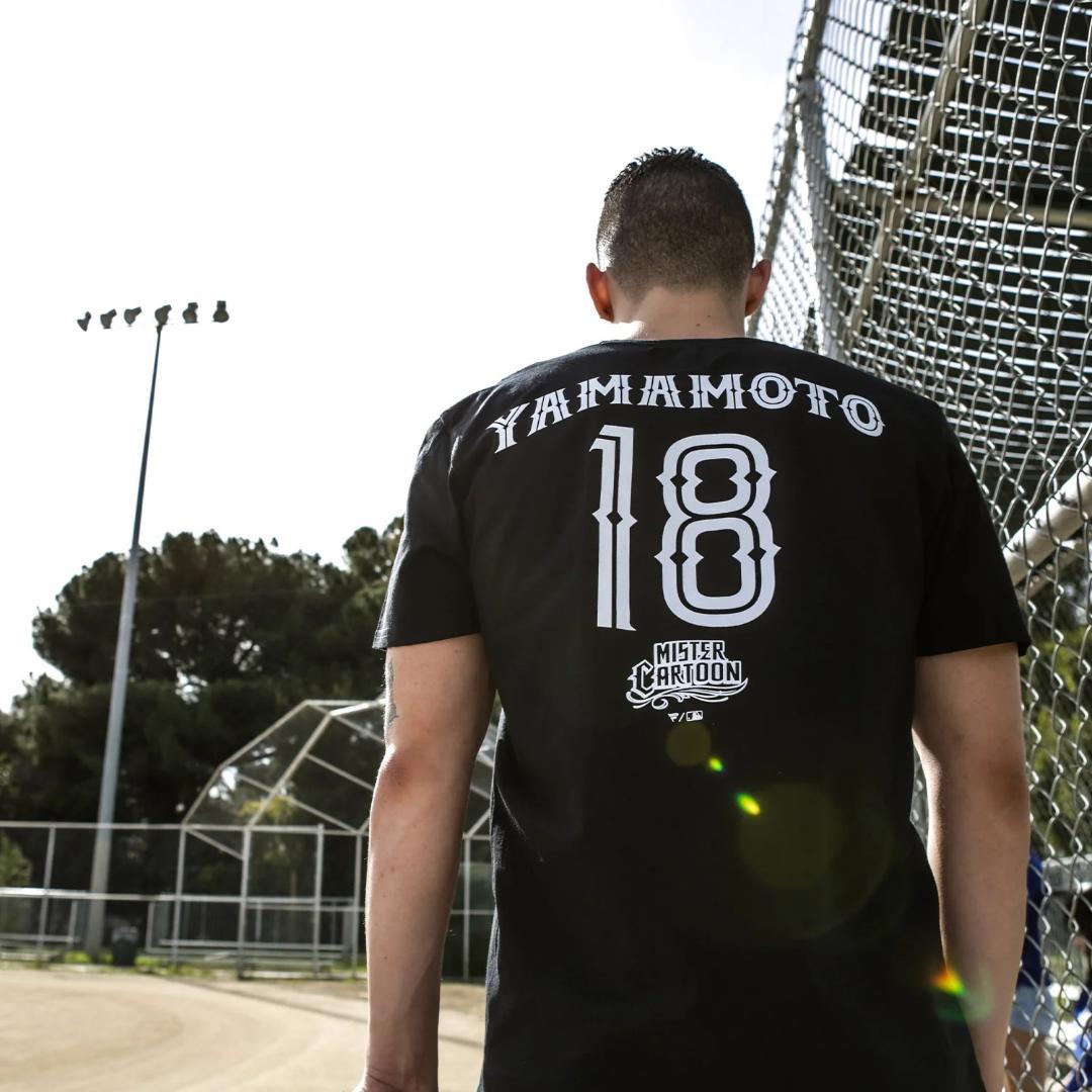 応援グッズ MISTER CARTOON DODGERS YAMAMOTO TEE BLK
