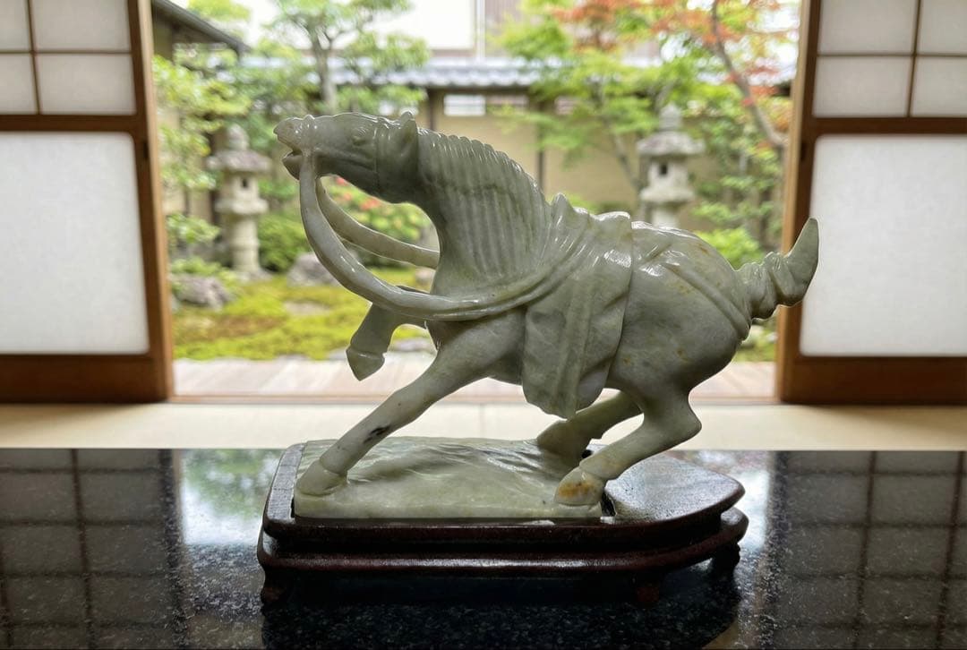翡翠 馬の彫刻 木製台座付き