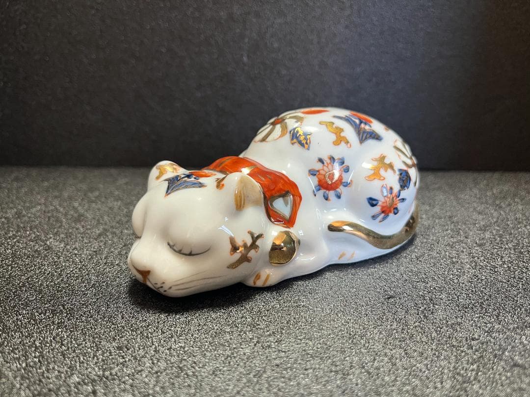 ■　伊万里 陶器 金彩 眠り猫 猫 縁起物 置物 飾物　■