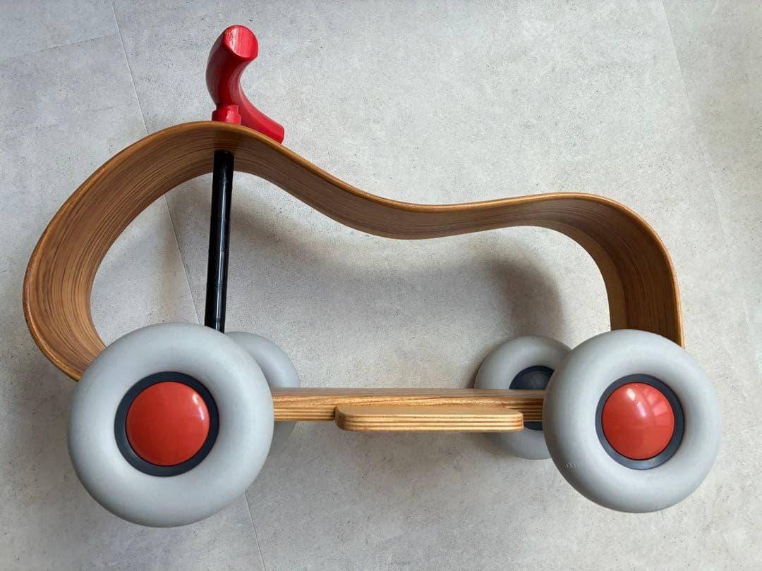 木製三輪車 グレーと赤のホイール