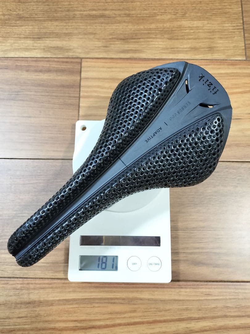 fi'zi:kサドルANTARES VERSUS EVO R1 ADAPTIVE