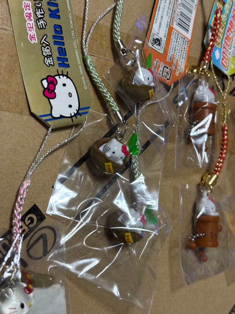 ご当地限定　ハローキティ ストラップ　チャーム うちわ　タオル　30個セット