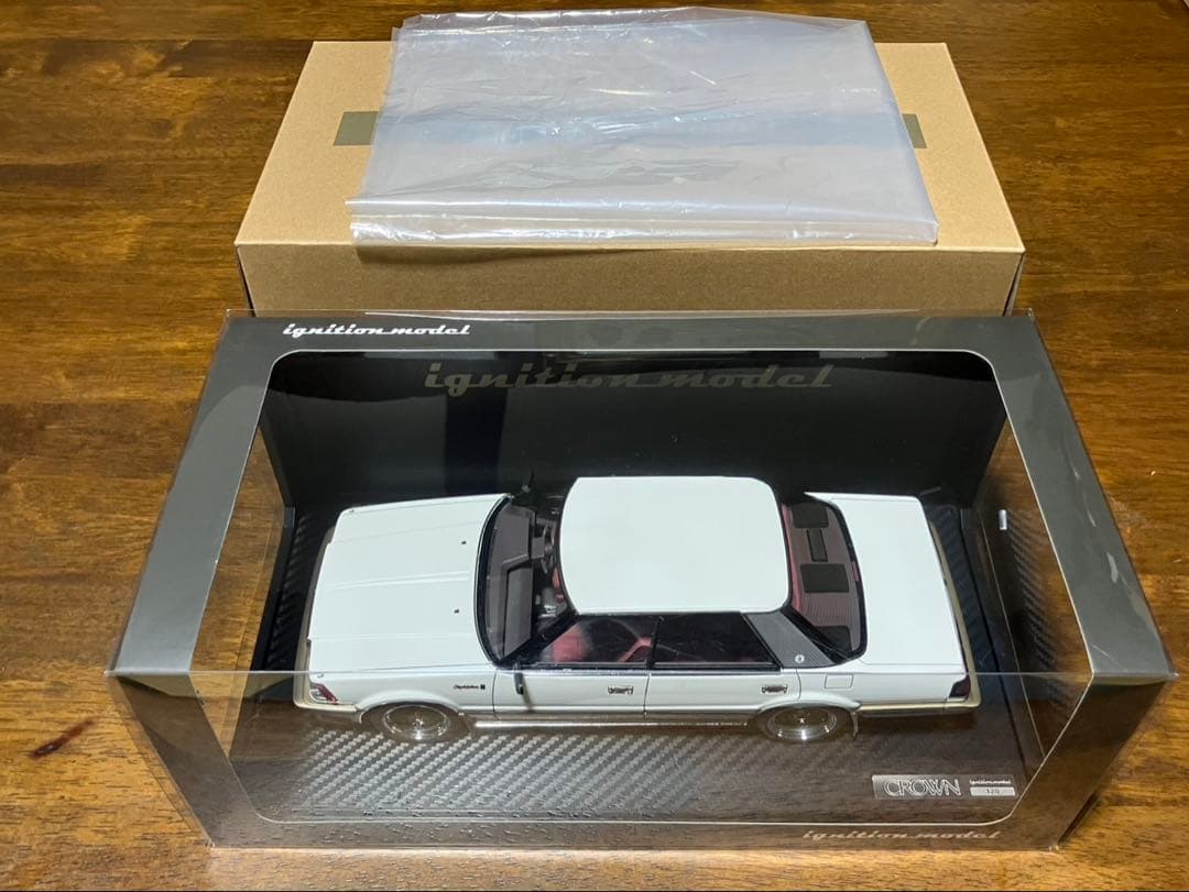 ignition model 120系クラウン 1/18スケール車