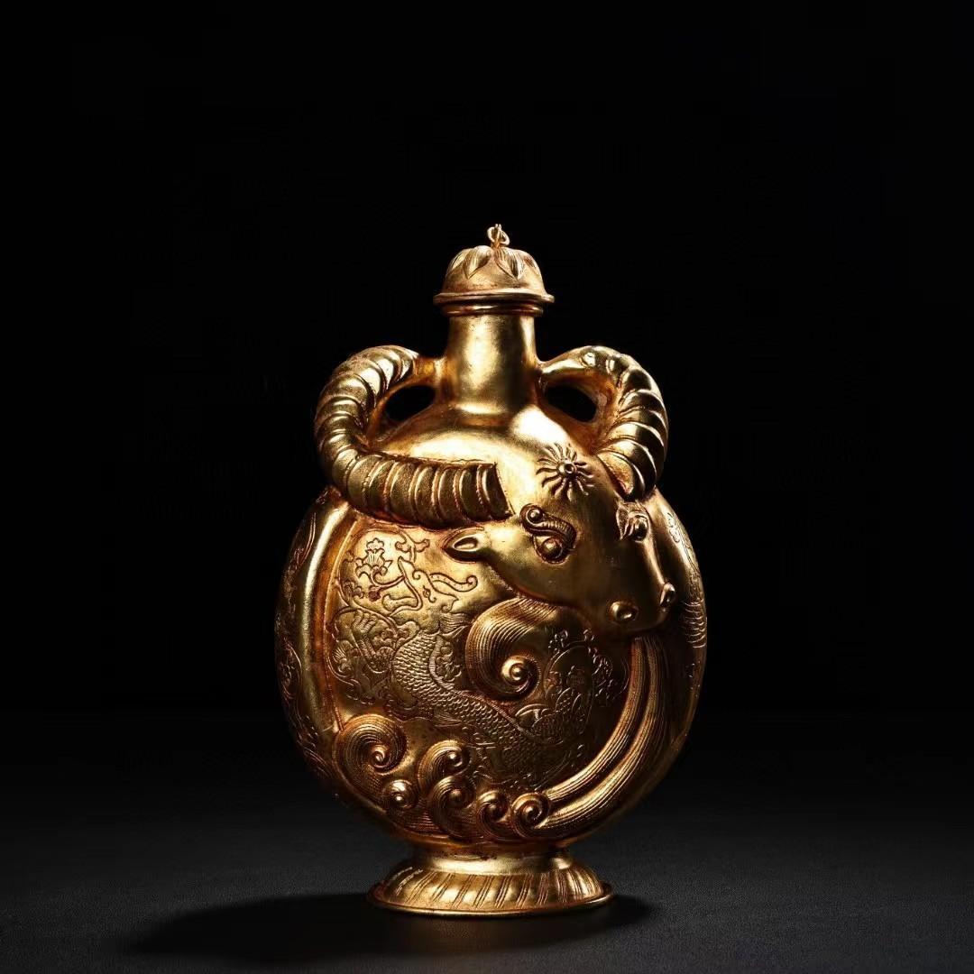 中国古美術・旧蔵鎏金牛頭酒壺・純銅細密彫・純手作り・高浮彫・置物・装酒器・文房具
