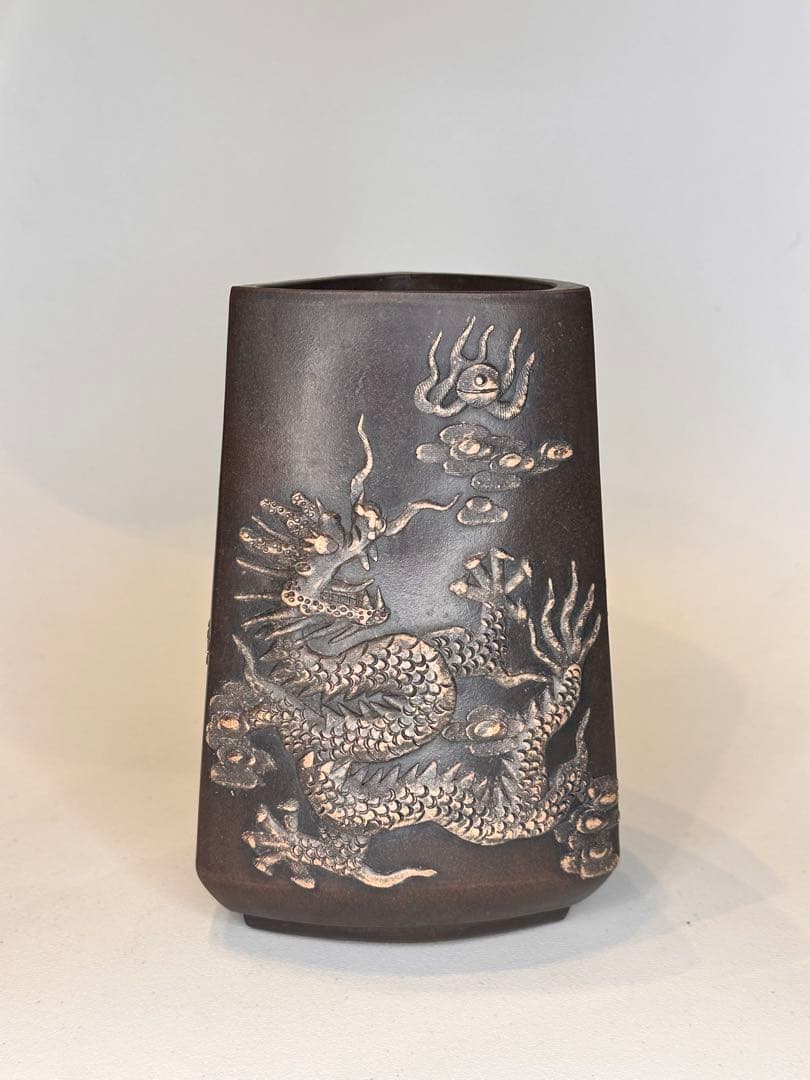 中国 清朝 大清乾隆年製 三角形 紫砂 龍文筆筒 瓶 骨董品 コレクション