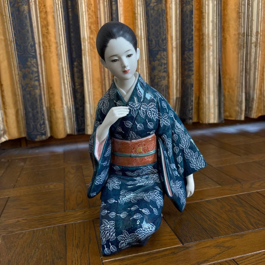 青色と白色の葉模様の日本人形陶器置物