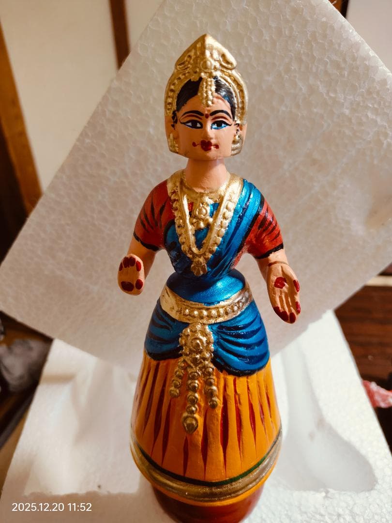 伝統的なインドの踊り人形 （高さ：約28cm）石膏/粘土、手描き仕上げ