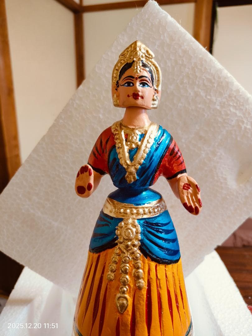 伝統的なインドの踊り人形 （高さ：約28cm）石膏/粘土、手描き仕上げ