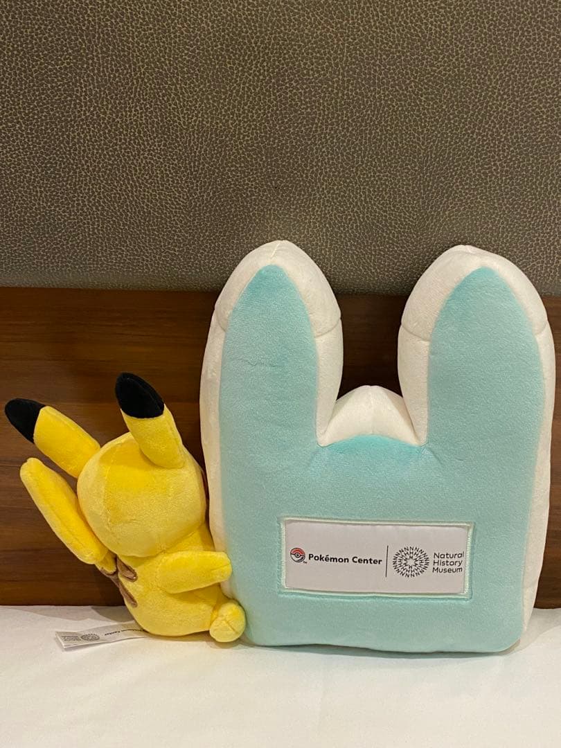 ポケモン　ロンドン　英国自然博物館　ピカチュウ　ぬいぐるみ