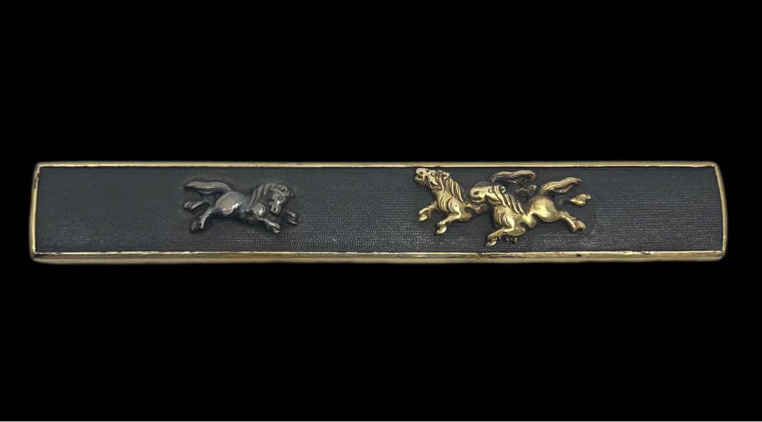 赤銅魚子地据紋哺金親子馬図小柄　後藤　京金工