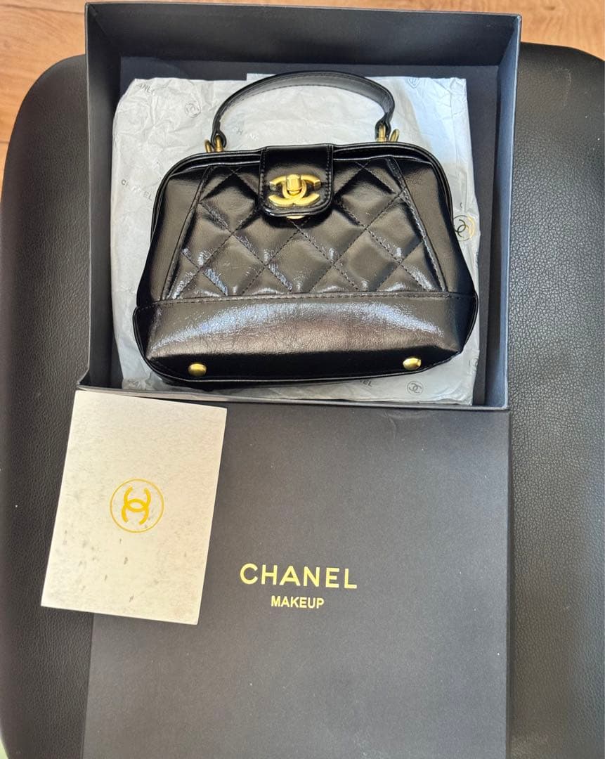 CHANEL ブラックレザーショルダーバッグ　ノベルティ