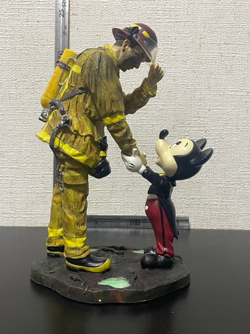 ミッキーと消防士　消防士へのトリュビュート彫刻　激レア