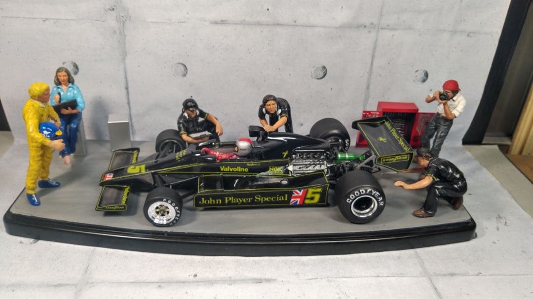JPSロータス78完成品とタミヤ　モータースポーツチームセットの組合せ情景作品