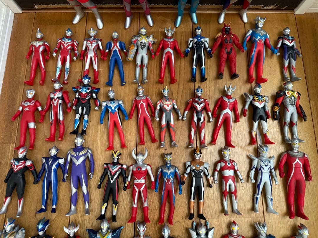 ウルトラマンシリーズ110体、怪獣87体