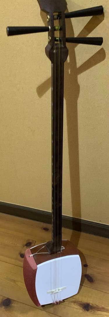 三味線 赤と白 木製 11フレット