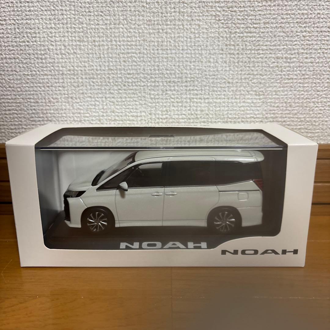トヨタ　新型ノア　90系　サンプルカラー　ホワイトパール　ミニカー　非売品