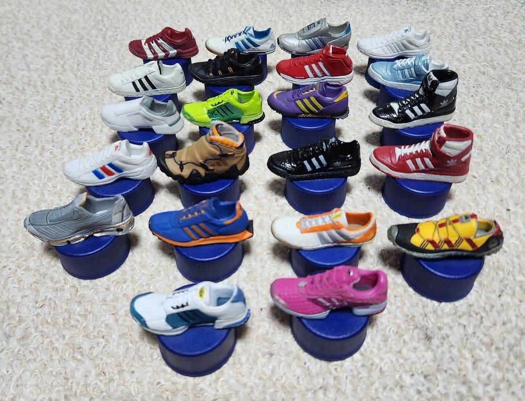 adidas ペットボトルキャップ スニーカー 22足