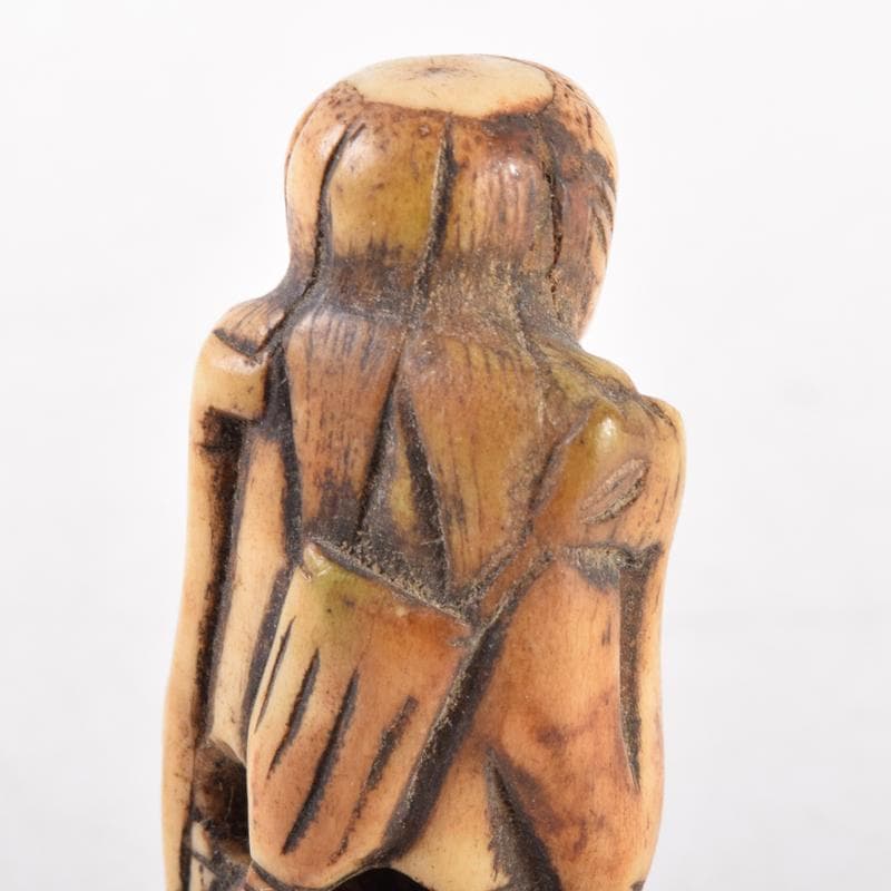 時代提げ物　獣骨製　人物像　根付　置物　V　6976