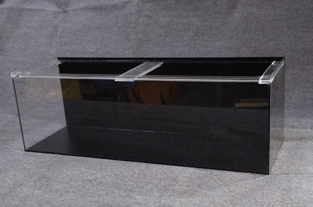 （現品限り）アクリル水槽 5×5mm（900×250×250）(背面、底面黒板）