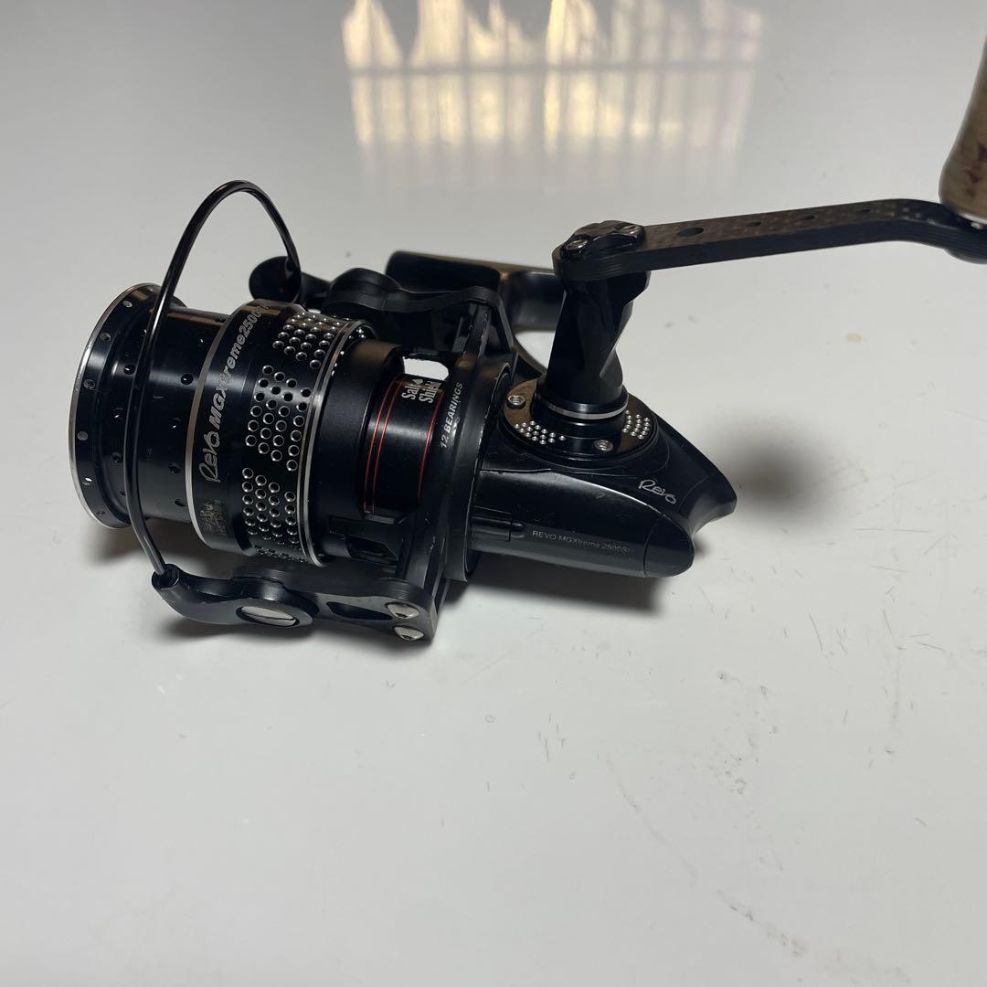 REVO MGXtreme 2500SH スピニングリール