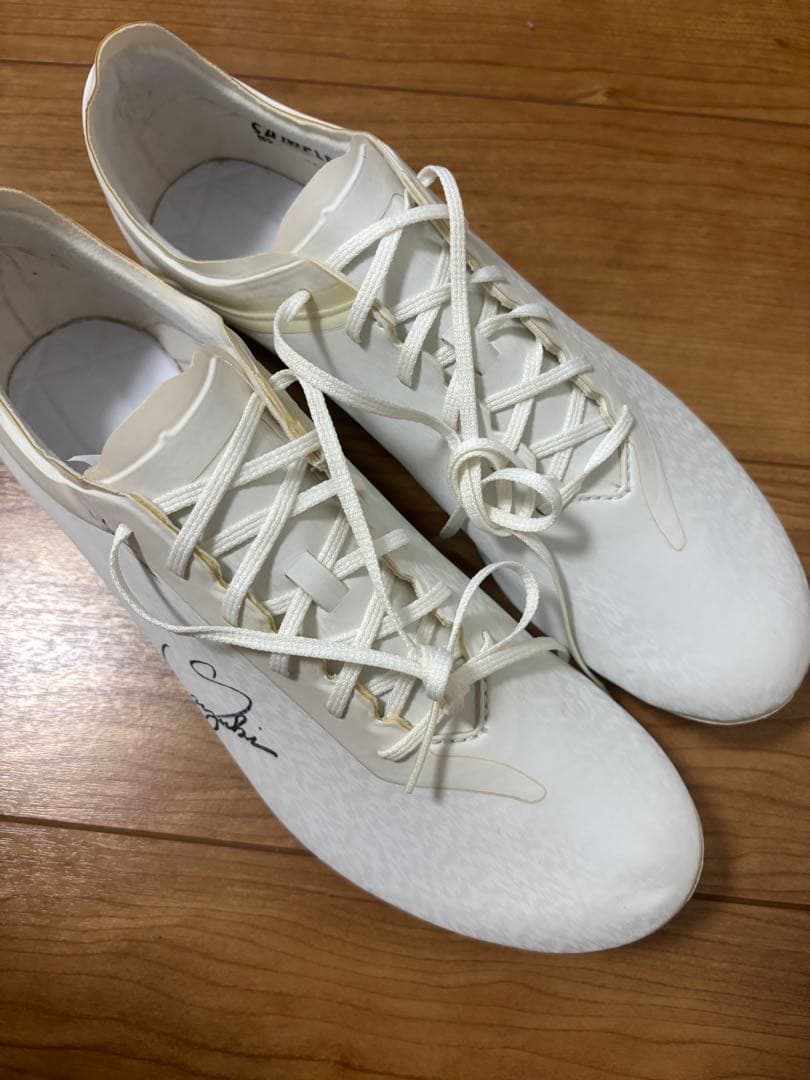鈴木隆行選手　サイン入りスパイク