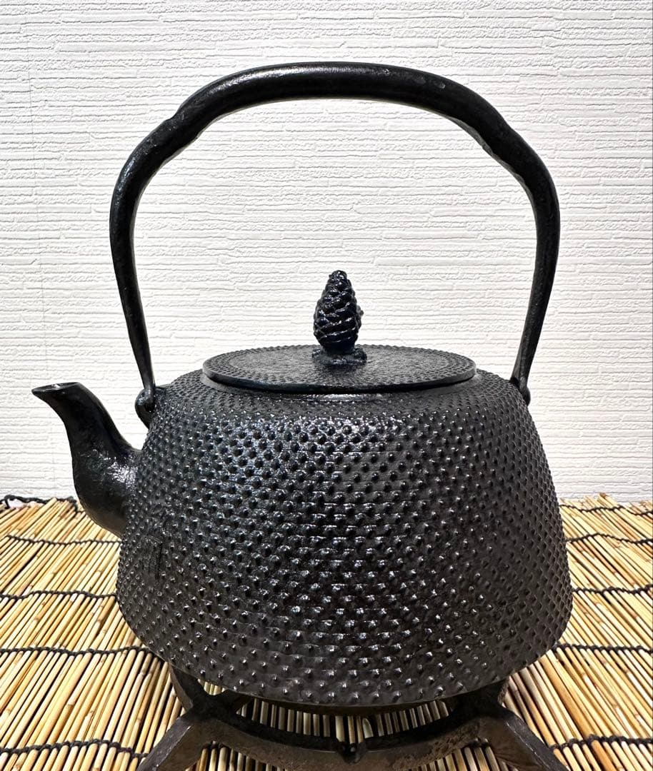 未使用品、保管品　南部岩鋳 四代目清末作 １５型　九重アラレ　南部鉄瓶
