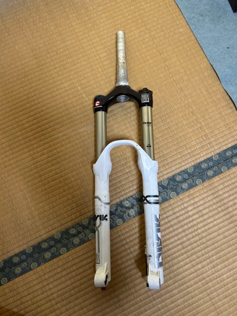 マウンテンバイクフロントフォーク