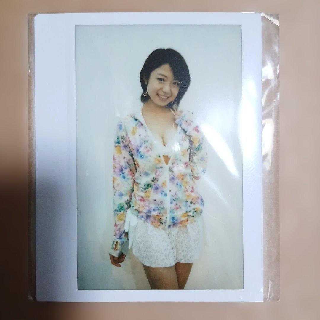 中村静香　チェキ　カラフル フード付きジャケット 写真