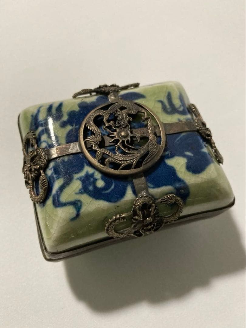 金工足銀 光緒年製刻印 龍金具染付唐子図 蓋物 小物入