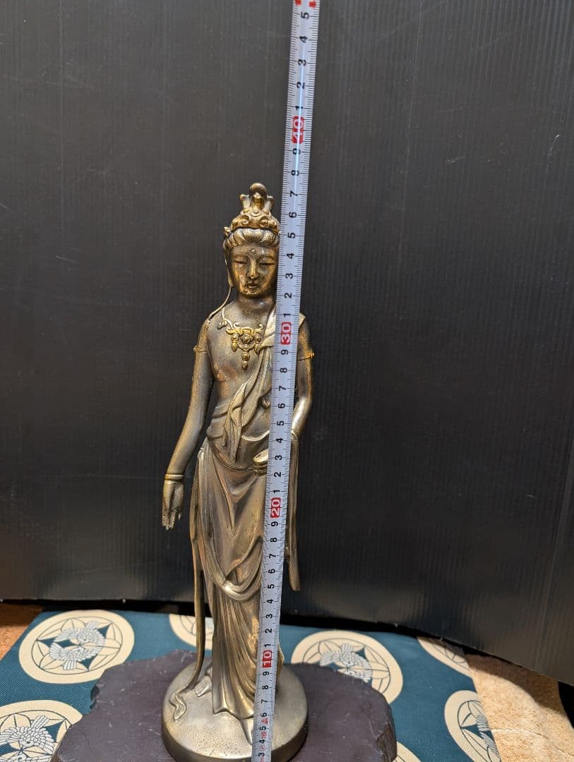 金属製仏像 約30cm 黒い台座付き