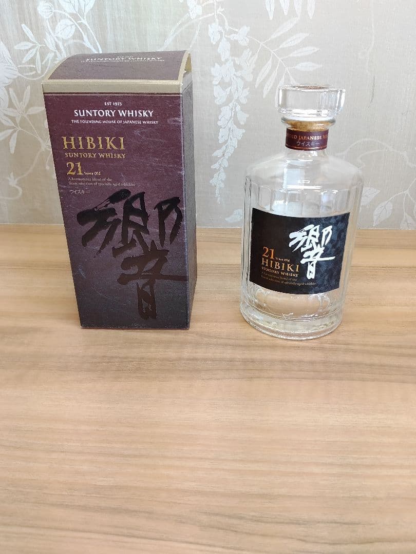 山崎18年と響21年の未洗浄の空瓶2本セット箱付です。